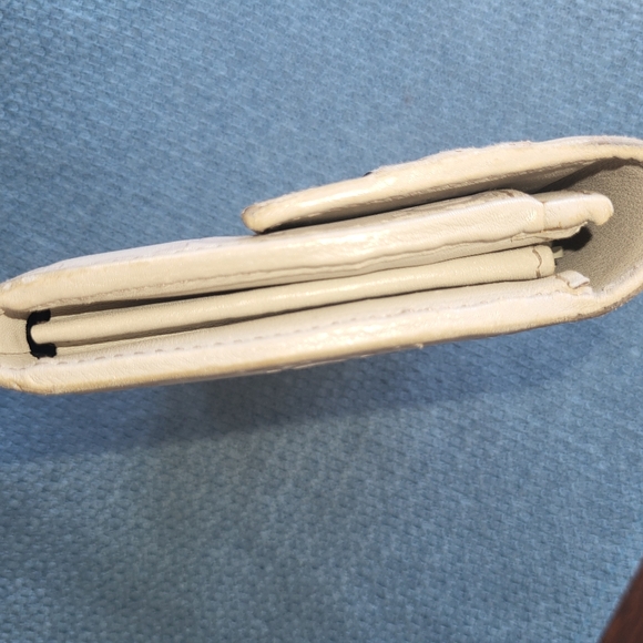 Gucci Cream Leather Walllet - Picture 9 of 10